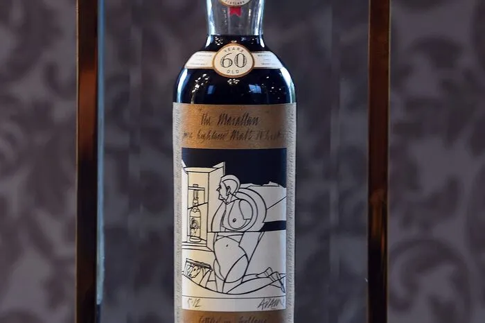 Die am Mittwoch erzielten 848.750 Pfund stellen einen neuen Weltrekord für eine Flasche schottischen Whisky bei einer öffentlichen Auktion dar. "Es ist eine große Ehre, einen neuen Weltrekord aufgestellt zu haben, vor allem hier in Schottland, der Heimat des Whiskys", sagte Bonhams-Whisky-Experte Martin Green.