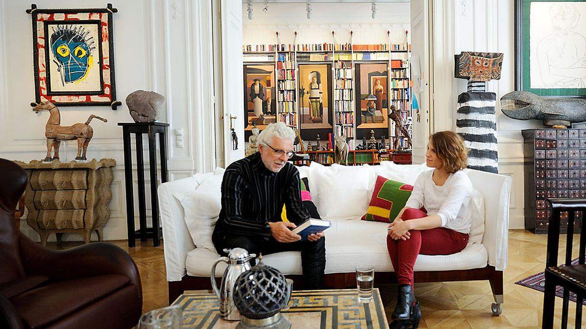 André Heller in seiner Wohnung in Wien (mit 'Presse'-Journalistin Anne-Cathrin Simon). Im Hintergrund links ist der Rahmen zu sehen 