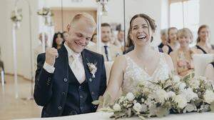 Katy und Julian heirateten mit zweisprachigen Trauungen. Die Braut stammt nämlich aus Großbritannien
