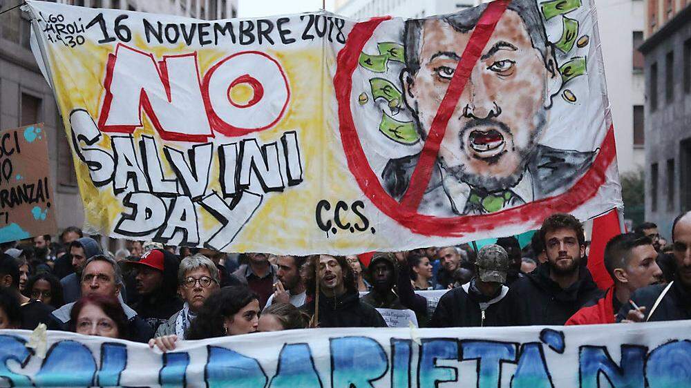 Solidarität für den Bürgermeister der süditalienischen Ortschaft Riace bei einer Demonstration in Norditalien
