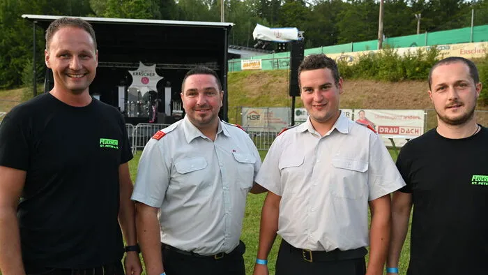 Kommandant Christian Kassl und Stellvertreter Johannes Grilz (Zweiter und Dritter von links) luden mit der Kameradschaft der FF St. Peter am Wallersberg zur "Hot Summer Party".