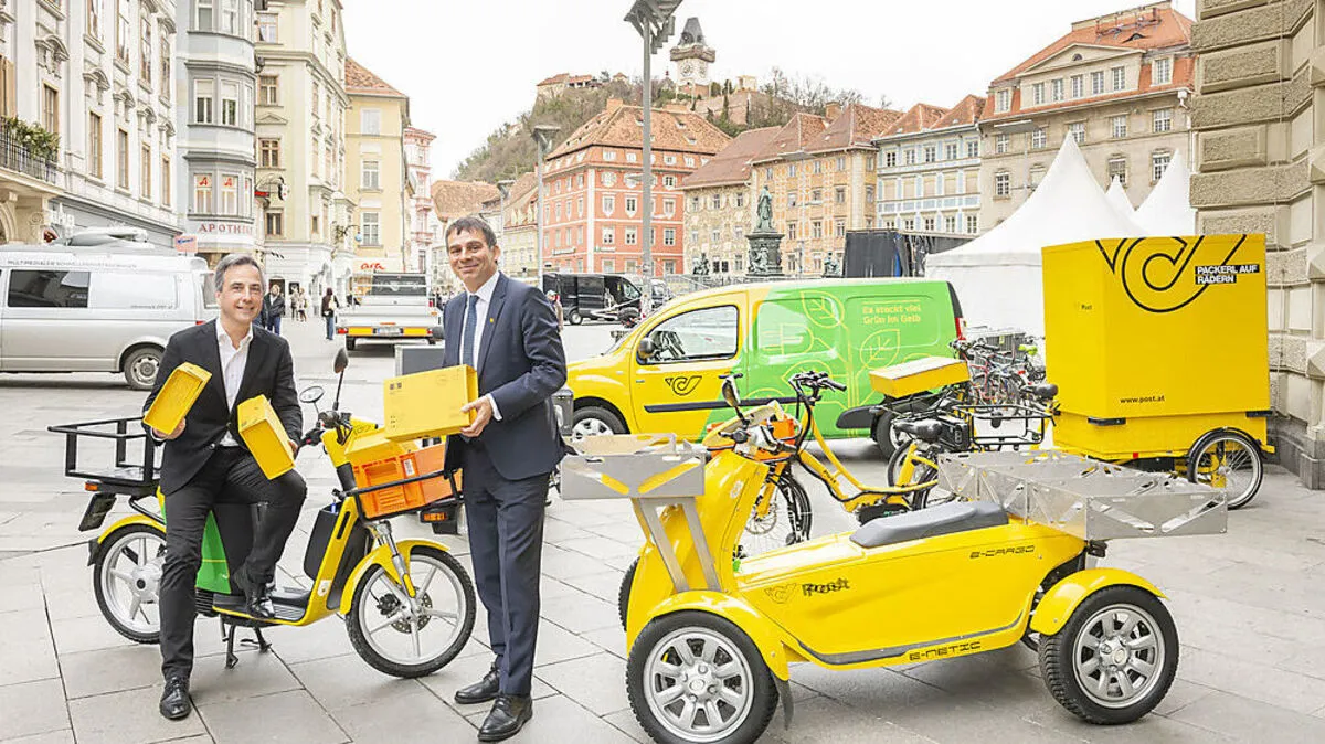 Siegfried Nagl und Peter Umundum mit den E-Fahrzeugen der Post