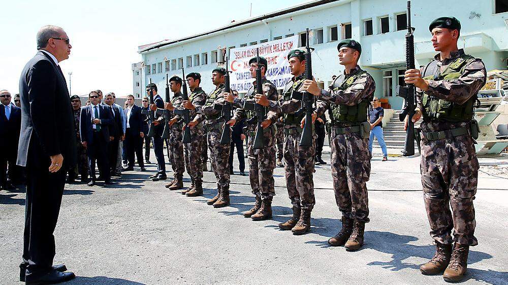 Recep Tayyip Erdogan bei der Armee