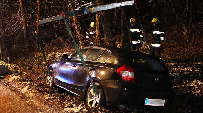 In Gratkorn (Graz Umgebung) ist in der Nacht auf Samstag kurz nach 3 Uhr ein Fahrzeuglenker auf der spiegelglatten Fahrbahn ins Rutschen gekommen und mit seinem Fahrzeug in das Bachbett gestürzt.