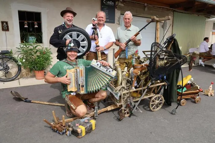 Acht Musikgruppen unterhielten die Gäste, darunter der „Sperrmüll Franz“ mit seinen teils kuriosen Instrumenten
