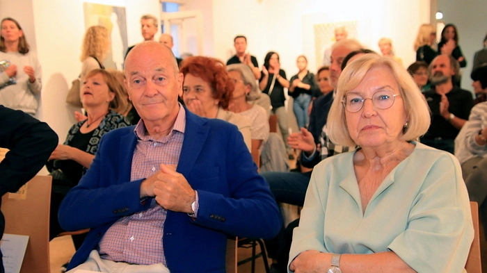 Bürgermeister Helmut Linhart begrüßte die große Besucherschar, Günther Holler-Schuster würdigte den Künstler Erwin Lackner, der in seinen Arbeiten sehr unterschiedliche Elemente zusammenführt.