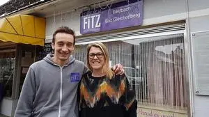 Dominik Fitz und Melanie Böhme vor der Konditorei in Feldbach, die ab Montag abgetragen wird. Man will Platz für den Neubau schaffen