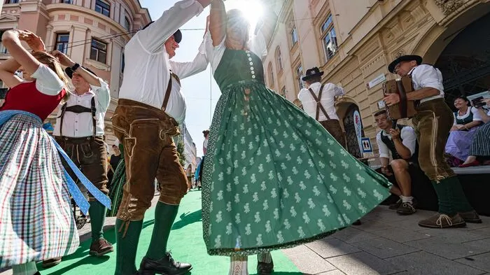 Rund 130.000 Besucher kamen am Sonntag zum Aufsteirern in die Grazer Innenstadt. Fotograf Jürgen Fuchs hat Eindrücke vom großen Brauchtumsfest mit seiner Kamera eingefangen. Klicken Sie sich durch die Bilder!