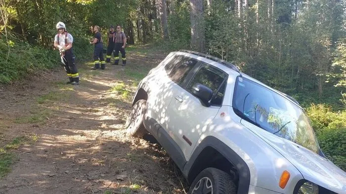 Nur ein Baumstumpf hielt das Auto vor dem endgültigen Abrutschen zurück