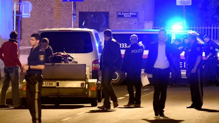 Ein 52 Jahre alter Polizist ist am Donnerstagabend bei einer Verkehrskontrolle in Wien-Floridsdorf schwer verletzt worden.