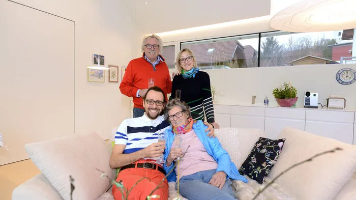 Johanna Haindl mit ihrem Sohn Walfred und seiner Frau Maria und Enkel Clemens, der es "steil" findet, wie seine Oma wohnt.