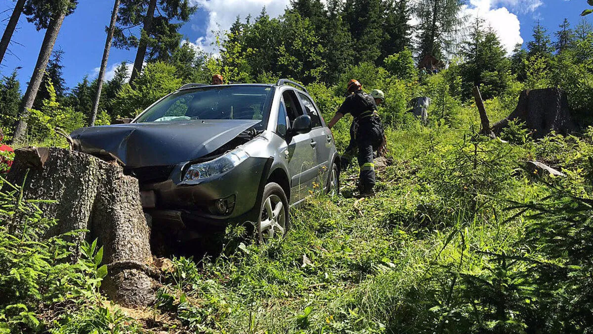 Das Auto stürzte über einen steilen Hang ab. Für eine Frau kam jede Hilfe zu spät