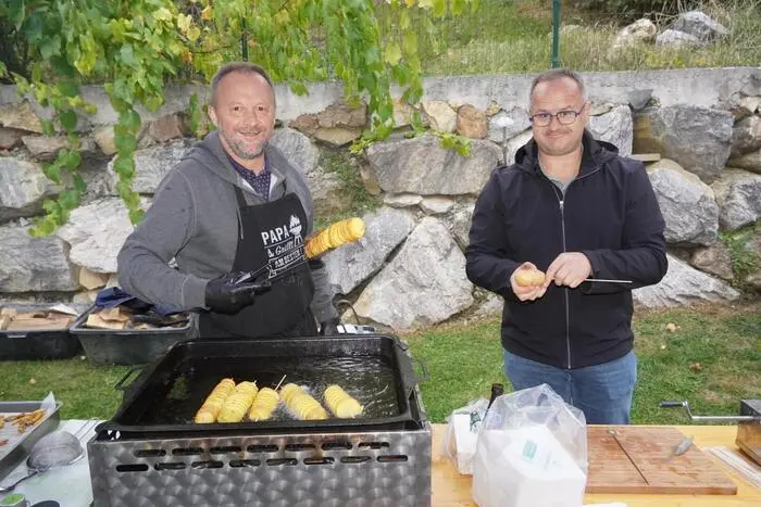 So kümmerte sich Vizebürgermeister Johannes Strobl um die Erdäpfelgerichte, während Josef Leitner die Erdäpfel zur Verfügung stellte. Auch Mitglieder des Gemeinderates und weitere engagierte Helferinnen und Helfer trugen ihren Teil zum Gelingen bei. 