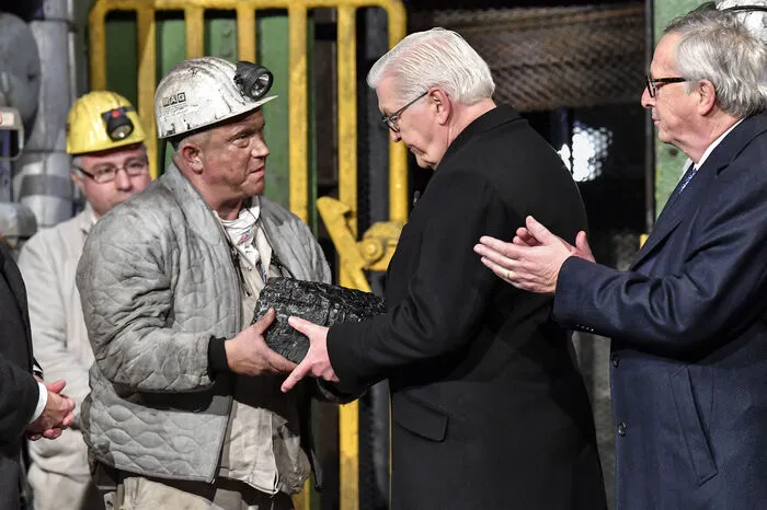 In Deutschland wird keine Steinkohle mehr gefördert. Bundespräsident Frank-Walter Steinmeier erhielt am Freitag auf der Schachtanlage Prosper-Haniel in Bottrop (Nordrhein-Westfalen) das letzte abgebaute Steinkohlestück. Auch EU-Kommissionschef Jean-Claude Juncker war beim Festakt mit dabei.