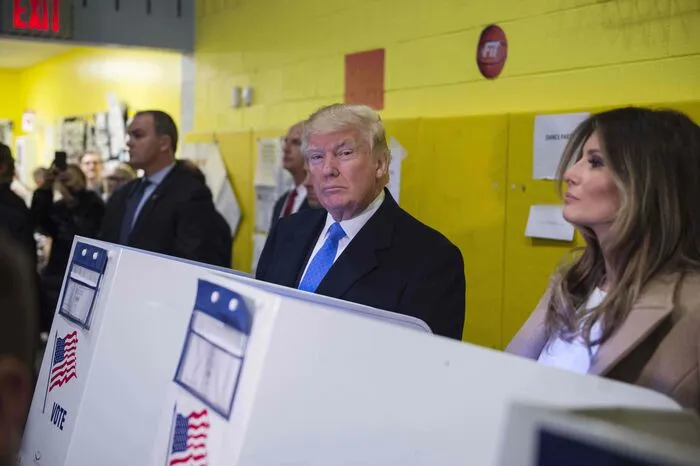Selten wohl haben die Amerikaner so wenig über ihre nächste First Lady gewusst wie über Melania Trump. Nicht Melania, das Ex-Model, die 1,80 Meter große brünette Schönheit mit den hohen Wangenknochen, auch nicht Melania, die Gattin eines Multimilliardärs in schicken Kleidern und mit Chauffeur. Es ist Melania, der Mensch, der weiter im Verborgenen geblieben ist, auch jetzt noch, nach dem Ende des aufwühlendsten Wahlkampfes in der moderneren US-Geschichte.