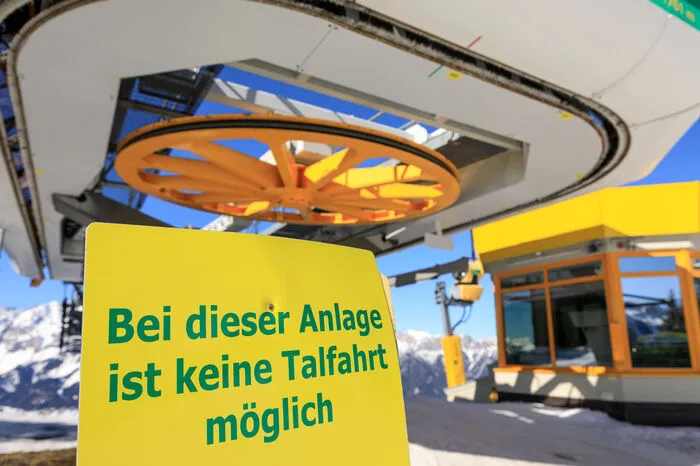 Klicken Sie sich nachfolgend durch einige Bilder, die diese außergewöhnliche Situation widerspiegeln.