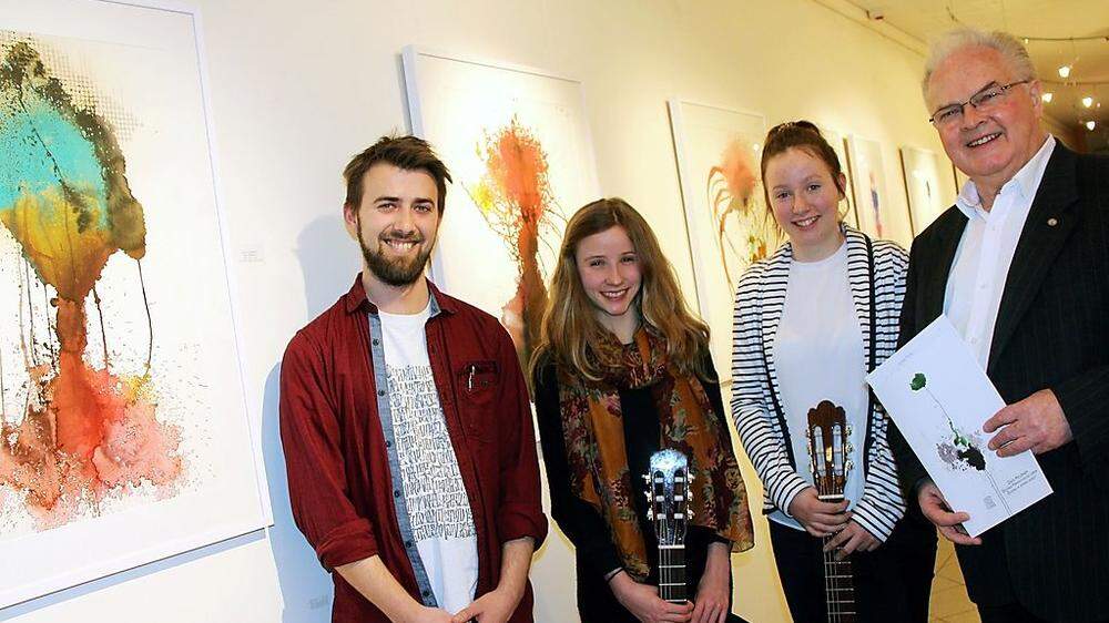 Künstler David Holzinger, Zala Moschitz, Victoria Krištof und Rektor Jože Kopeinig (von links) bei der Vernissage