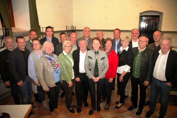 Landesrätin Simone Schmiedtbauer (Mitte) diskutierte mit zahlreichen Landwirten beim Bauernstammtisch