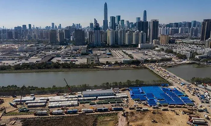 Provisorische Krankenhäuser werden bereits errichtet um sich auf Schlimmeres vorzubereiten