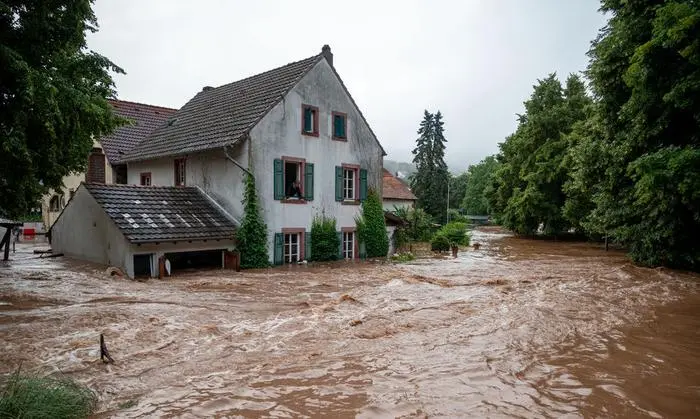 Rheinland-Pfalz, Erdorf: Die Kyll ist in Erdorf über die Ufer getreten und hat Teile des Dorfes geflutet.