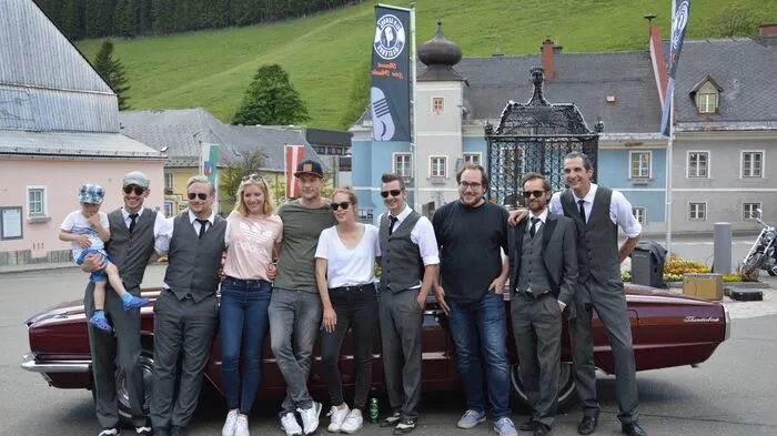 Die Musiker nach erfolgreichem Drehtag mit dem Produzententeam.