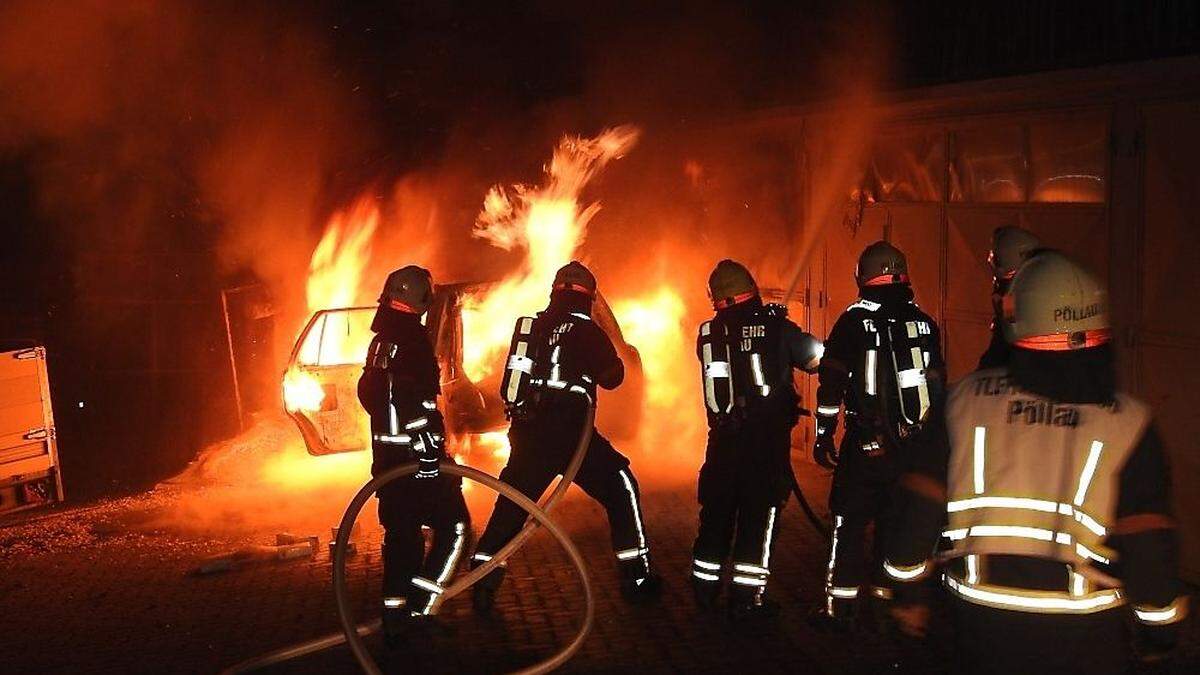 40 Einsatzkräfte der FF Pöllau löschten zwei Stunden lang den Brand