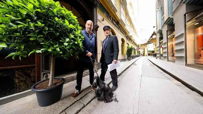 Christian Weniger mit Lilly und Stadthistoriker Karl Kubinzky in der Paradeisgasse