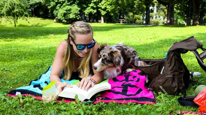 Carina Demel kommt zwei Mal pro Woche in den Stadtpark – mit Hündin Amy wird dann ein Buch gelesen
