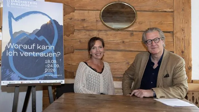 Regina Stocker, Obfrau des Vereins Dachstein Dialoge, und Intendant Philipp Blom bei der offiziellen Programmvorstellung im vergangenen Frühjahr