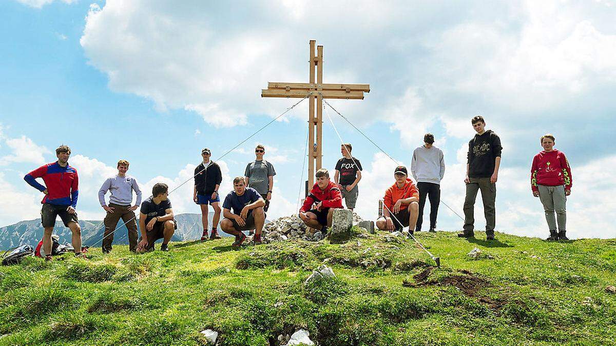 Die Mariazeller Poly-Schüler bei der Aufstellung des Gipfelkreuzes