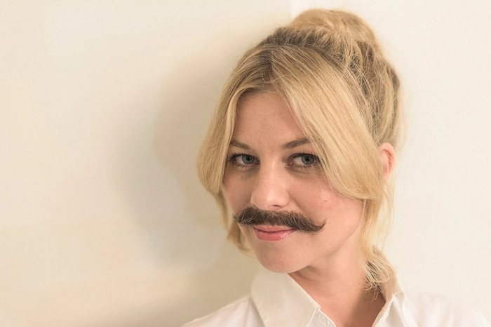 HILDE DALIK (in „Hotel Rock ’n’ Roll“ die Kellnerin Gretchen): „Für mich ist Rock ’n’ Roll wie früher die großen Ferien; die Lizenz, sich einem Rausch hingeben zu dürfen. Der Dreh zu „Hotel Rock ’n’ Roll“, vor allem die Live-Auftritt-Szene auf dem Dach und die Promo-Konzerte zum Kinostart mit The Base – das war für mich Rock ’n’ Roll und Lebenslust pur!