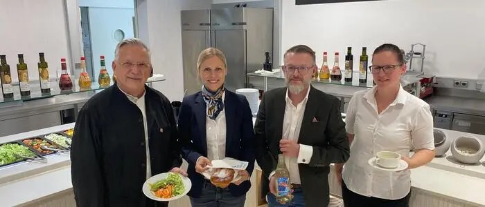 Stolz präsentieren Bürgermeister Karl Lautner, Geschäftsführerin Doris Salchinger und Food&Beverage-Manager Andreas Pabst (v.l.) mit den Mitarbeitenden den ersten Meilenstein der 4,5 Millionen Euro schweren Modernisierungsinvestition