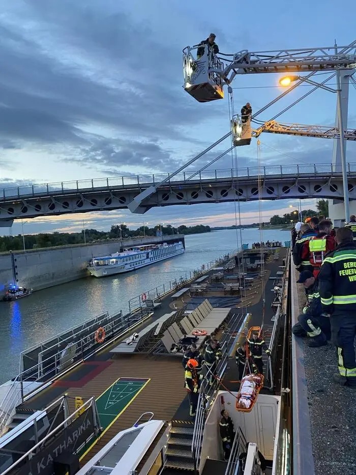 Flusskreuzfahrtschiff bei der Schleuse Freudenau in Wien