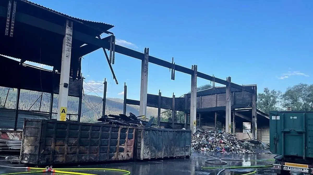 Die völlig zerstörte Halle am Dienstagvormittag 