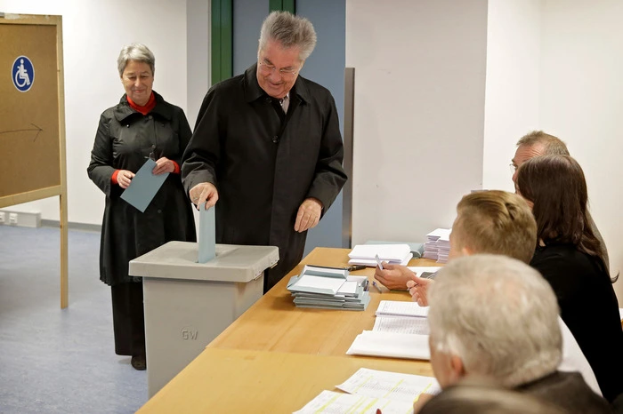 Nach Begrüßung aller Mitglieder der Wahlkommission ging er schließlich in die Wahlkabine, um seine Stimme abzugeben. Beinahe im Wahllokal vergessen hätte er seinen Ausweis.  