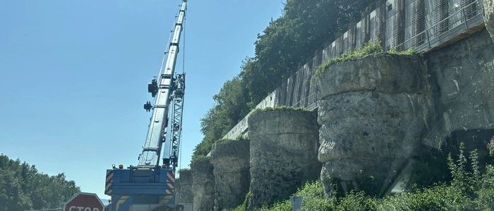 Zu sehen ist ein Lastwagen neben einem Hang
