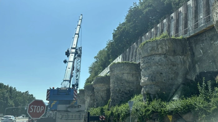 Zu sehen ist ein Lastwagen neben einem Hang