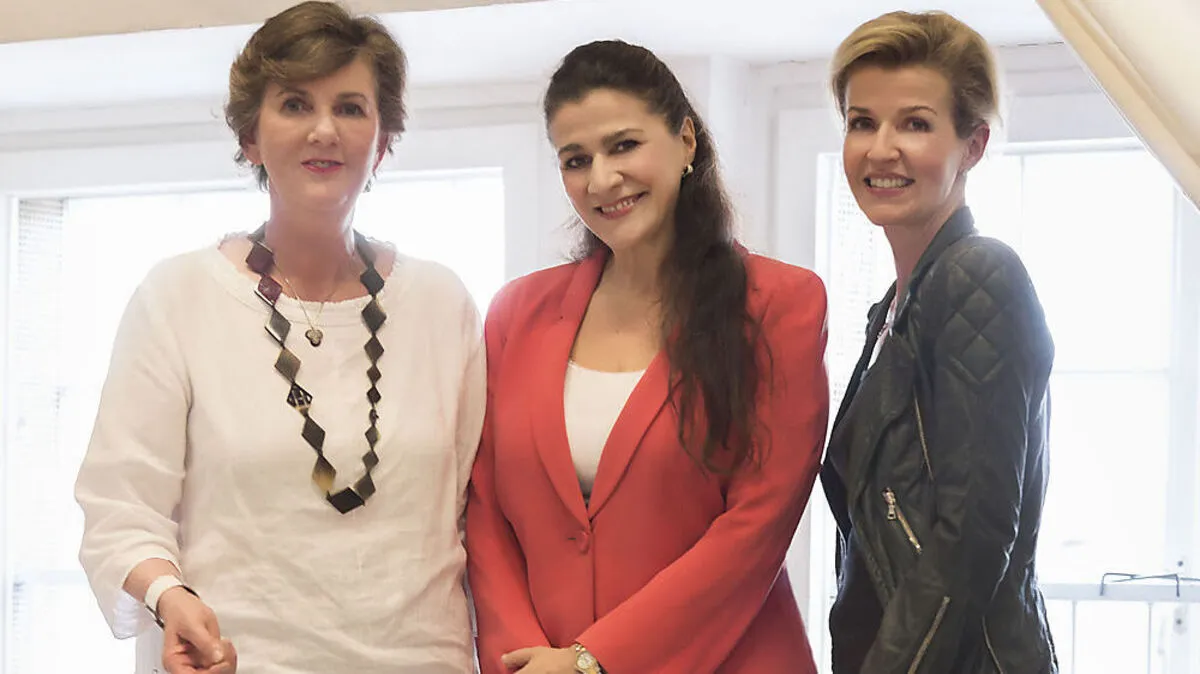 Cecilia Bartoli (Mitte), hier mitPräsidentin Helga Rabl-Stadler (links) und Geigerin Anne-Sophie Mutter