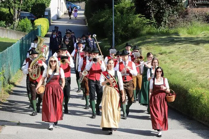 Die Trachtenkapelle Bodensdorf mit Stabführerin Simone Kucher marschierten und musizierten bei Fronleichnamsprozession durch Steindorf. 