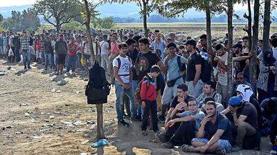 Tausende Flüchtlinge sind in den letzten Tagen aus Griechenland nach Mazedonien gekommen. Ihr erstes Ziel: Schengen-Außengrenzland Ungarn 