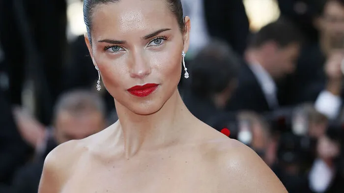 Geburtstag: 12. Juni 1981Herkunft: Salvador da BahiaGröße: 178 cmMaße: 81-63-89Kinder: zwei TöchterWerdegang: Mit 18 Jahren wird sie bei „Elite Models“ unter Vertrag genommen. Sie zieht nach New York. Seit 1999 arbeitet sie für das Dessous-Label „Victoria’s Secret“.