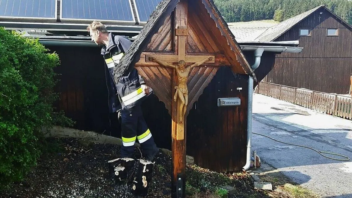 Die Feuerwehr konnte die angrenzende Garage schützen