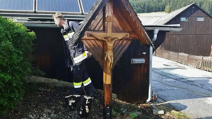 Die Feuerwehr konnte die angrenzende Garage schützen