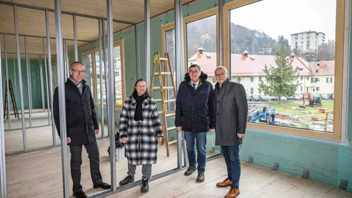 Carl Skela (LIG), Architektin Sybille Caspar, Schuldirektor Erich Kerngast und Landesrat Hans Seitinger im künftigen Schulgebäude