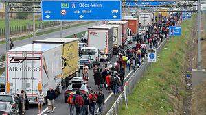 Vor zwei Jahren bei Nickelsdorf (Burgenland): Flüchtlinge machen sich zu Fuß auf den Weg von Ungarn nach Österreich. 