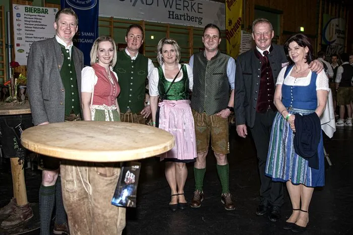 Tanzpaare der Landjugend der Bezirkes eröffneten mit einem flotten „Auftakt“ diesen traditionellen Ball