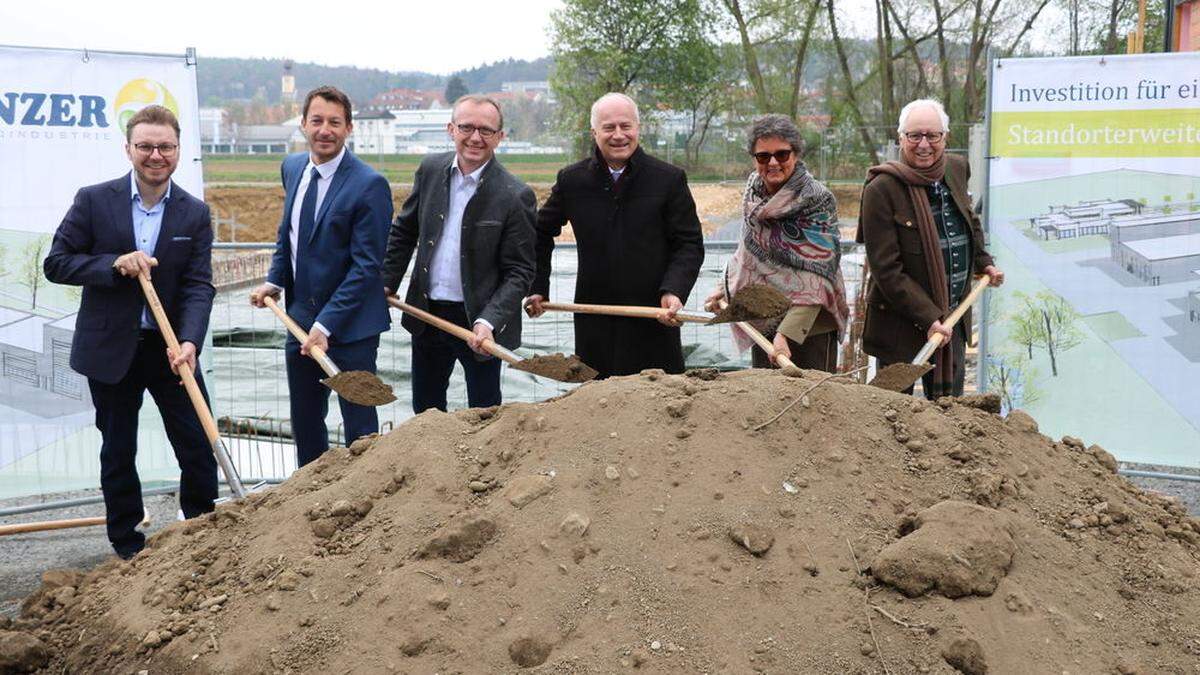 Ewald-Marco Münzer, Emanuel Pfeifer, Robert Reitbauer, Johann Seitinger, Daniela Müller-Mezin und Ewald Münzer sen. beim Spatenstich 