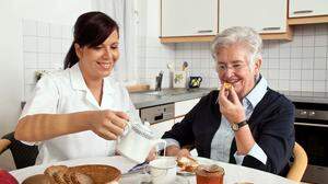 Viele betreuungsbedürftige Senioren wünschen sich, zu Hause bleiben zu können. Mit der 24-Stunden-Pflege ist dies möglich 	 			 	 	 	 	 	 	 	 	 	 	 	 	 	 	 	 	 	 	 	 	 	 	Viele betreuungsbedürftige Senioren wünschen sich, zu Hause bleiben zu können. Mit der 24-Stunden-Pflege ist dies möglich 	 	 	 	 