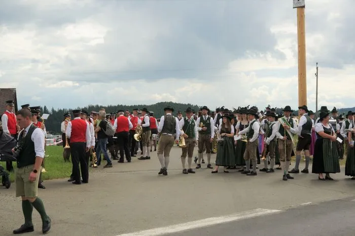 Beim Marsch vom Sportplatz zum Festzelt erfolgte die Defilierung. Es folgten Gästekonzerte im Festzelt.  