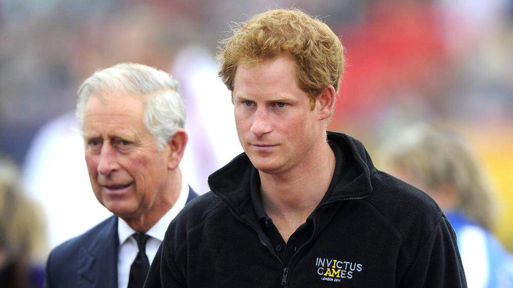 Harry soll mit seinem Blitzbesuch in Großbritannien wenig Freude ausgelöst haben - auch bei seinem Vater, König Charles